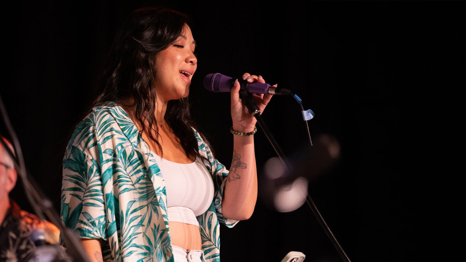Anh performing live